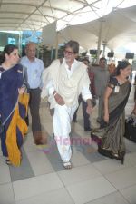 Amitabh Bachchan snapped with designer bag on 6th Aug 2011 (5).JPG